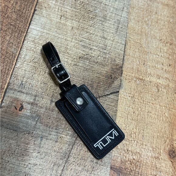 Tumi Luggage Tag Black with Silver Logo Leather - Picture 1 of 7